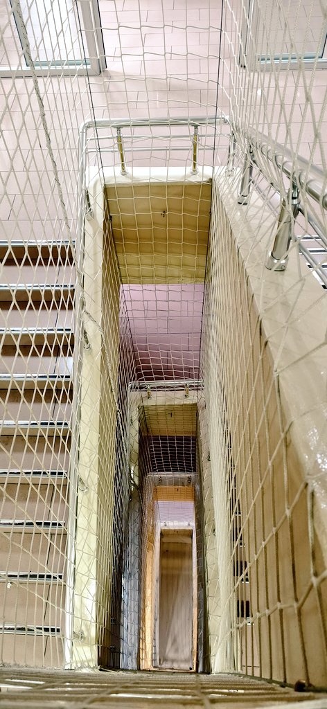 " İnsanoğlunun günden güne daha büyük acıma­sızlıklara girişeceğini seziyorum; yakında savaşçılarla hay­dut çetelerinden başka bir şey kalmayacak (...) "

Jorge Luis Borges / Yolları Çatallanan Bahçe