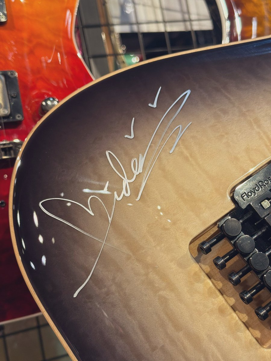 LOVEBITES のGt. #Midori さんにご来店いただきました！ サインとお