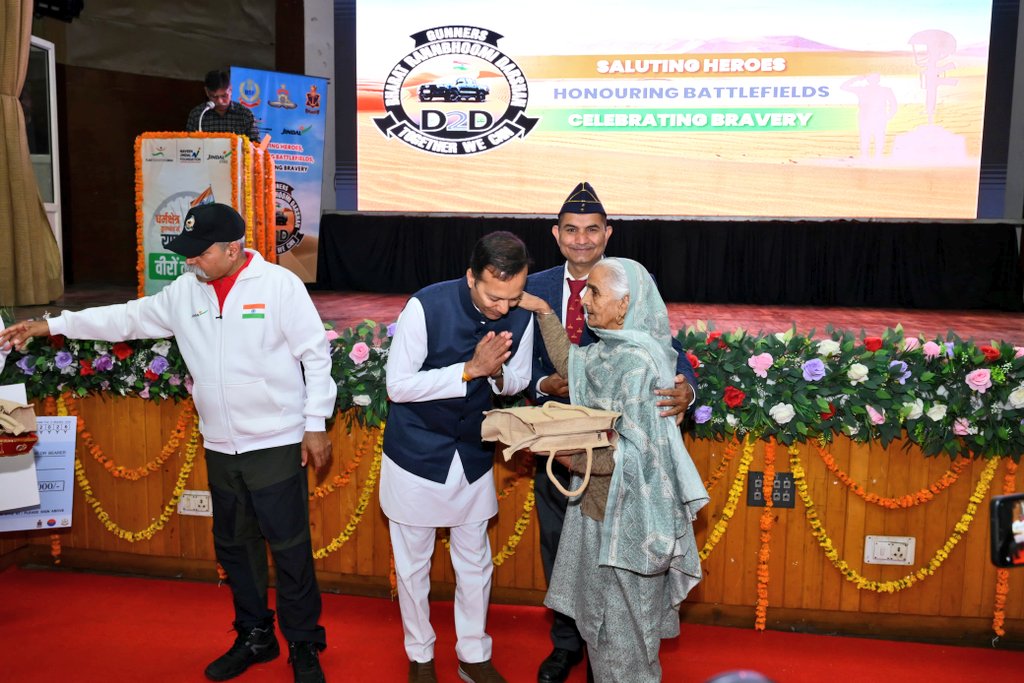 MPNaveenJindal's tweet photo. आज धर्मनगरी #Kurukshetra में ‘भारत रणभूमि दर्शन’ यात्रा के जांबाज़ सैनिकों, करगिल योद्धाओं और वीर नारियों का सम्मान करने का सौभाग्य मिला। 🙏

आर्टिलरी रेजिमेंट के 200 गौरवशाली वर्षों को समर्पित यह यात्रा देश के सैन्य इतिहास, बलिदान और शौर्य को नमन है।

हमारा तिरंगा केवल ध्वज नहीं, राष्ट्र की आत्मा है। 🇮🇳 जय हिंद।