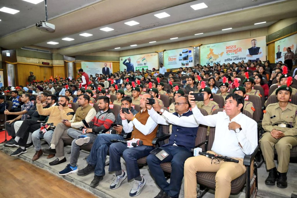 MPNaveenJindal's tweet photo. आज धर्मनगरी #Kurukshetra में ‘भारत रणभूमि दर्शन’ यात्रा के जांबाज़ सैनिकों, करगिल योद्धाओं और वीर नारियों का सम्मान करने का सौभाग्य मिला। 🙏

आर्टिलरी रेजिमेंट के 200 गौरवशाली वर्षों को समर्पित यह यात्रा देश के सैन्य इतिहास, बलिदान और शौर्य को नमन है।

हमारा तिरंगा केवल ध्वज नहीं, राष्ट्र की आत्मा है। 🇮🇳 जय हिंद।