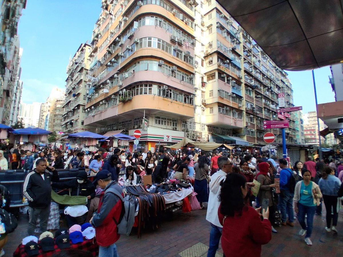 同日同時在深水埗
分別何在？
上圖本地人鴨寮街攤
下圖南亞人福榮街攤
中國香港政府一班垃圾