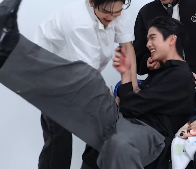 ilysomas's tweet image. เหมือนกันในด้านชอบยืดตัว