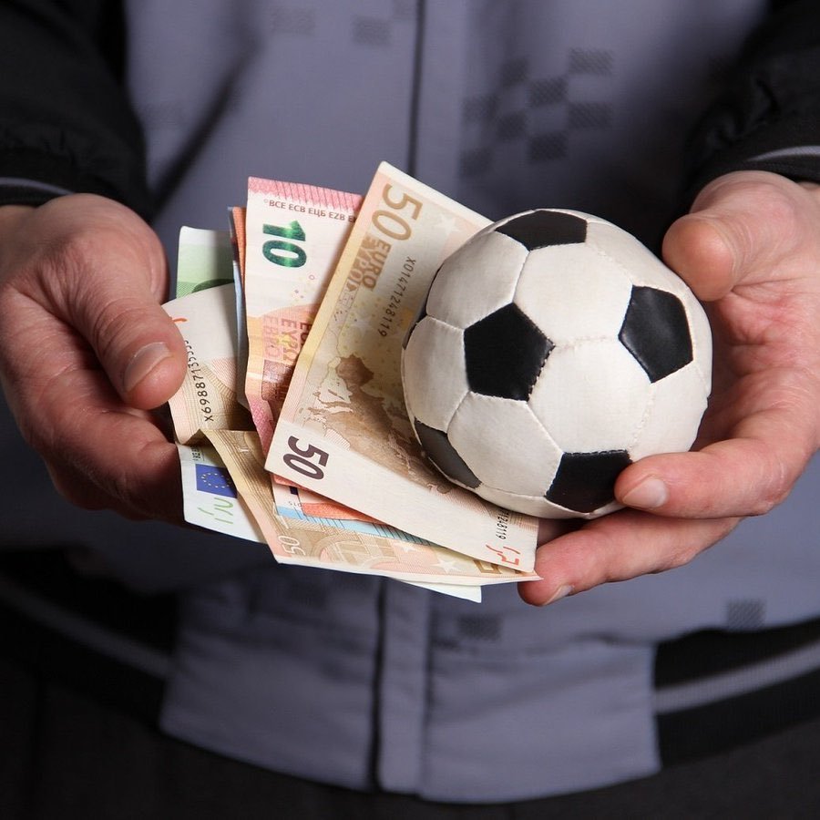 Yasadışı bahis soruşturmasında gözaltına alınan bazı yöneticilerin kulüpleri: 

— Antalyaspor
— Adana Demirspor
— Bodrumspor
— Göztepe
— Giresunspor
— Konyaspor
— Alanyaspor
— Denizlispor
— Kocaelispor
— Gençlerbirliği
— Sivasspor

(Çağdaş Evren Şenlik)

20 Şubat Kante #deprem