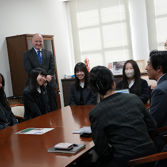 aicj_ed_jp's tweet photo. 高2の生徒たちが、カンボジア・プノンペンの「ひろしまハウス」に約1年間オンラインで英語授業を実施してきました。
この度、カンボジアとAICJを繋いでくださった代表の友廣様にご来校いただき、温かいお言葉とフィードバックをいただきました。今後は、後輩へ引き継ぎいでいきます！ https://t.co/VwfLTiVKVd