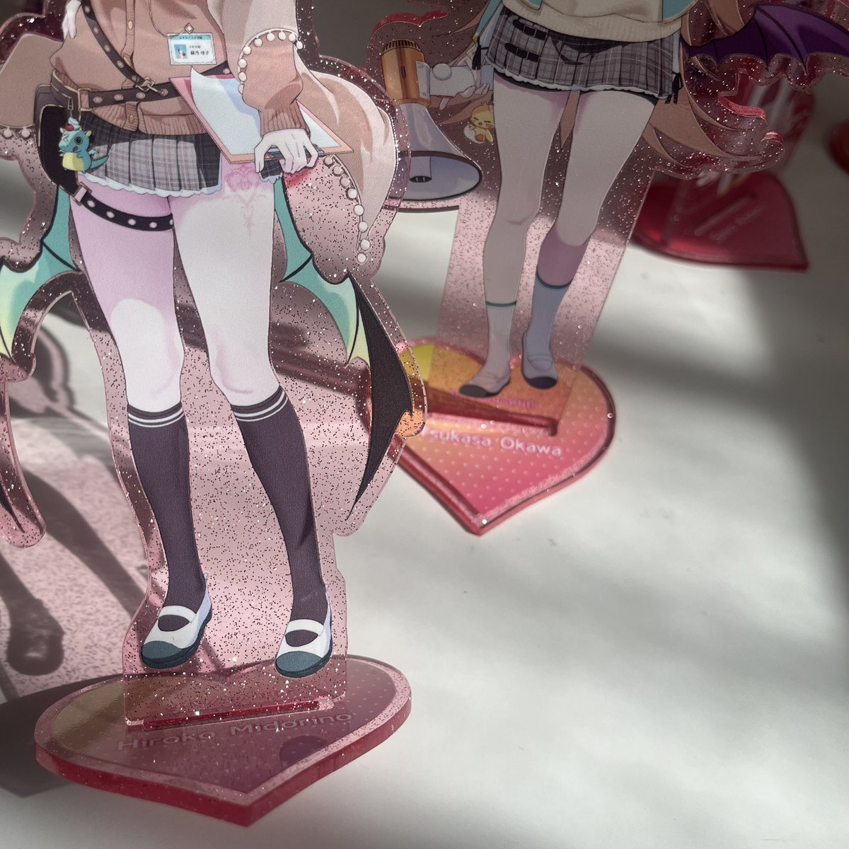 💖キラキラアクリルスタンド🩰 ラメが入ったピンクのアクリル板になっ