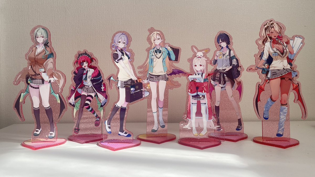 💖キラキラアクリルスタンド🩰 ラメが入ったピンクのアクリル板になっ