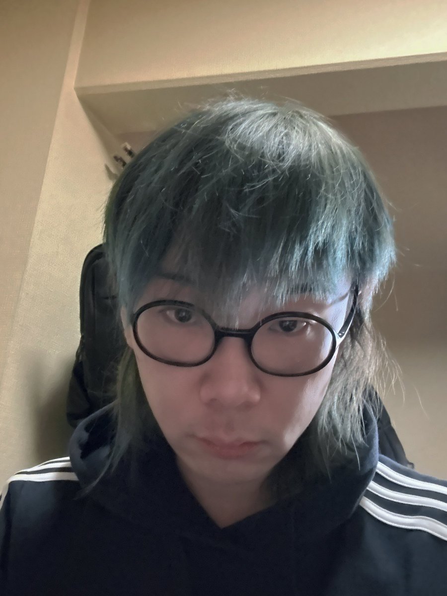 たまに、、ごく稀にする自撮り。少し前に撮ったけどなんとも近所にいそうでいないThat's変なおじさんにしか映らないから笑う。写真は目が笑ってないけど。。