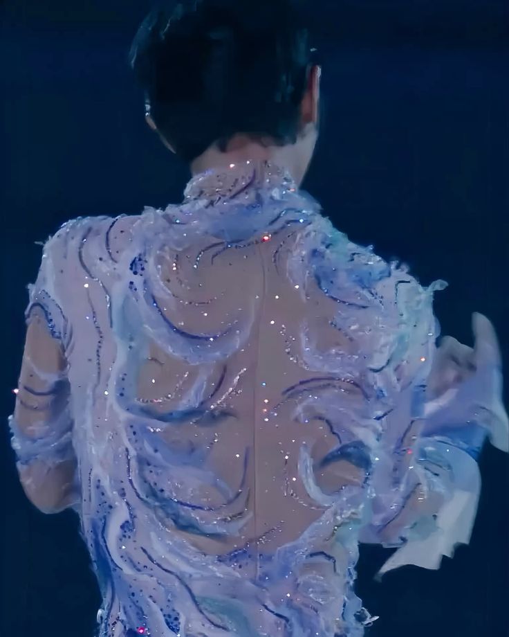 Ema_onlyyuzu's tweet photo. You know someone is REALLY pretty when his back looks pretty as well 🙂‍↕️🥹

#YuzuruHanyu #羽生結弦 https://t.co/hOYC9JRh8q
