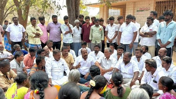TVKActiveForce's tweet photo. In Panamarathupatti Union, around 600 families from Athipatti &amp; Suriyanur were evicted from Panamarathupatti Lake years ago, losing homes &amp; livelihoods. 

After 22 years of struggle,they approached TVK. TVK #Salam officials submitted a petition.

#TVK_People_Support https://t.co/W0q6lWRkFp