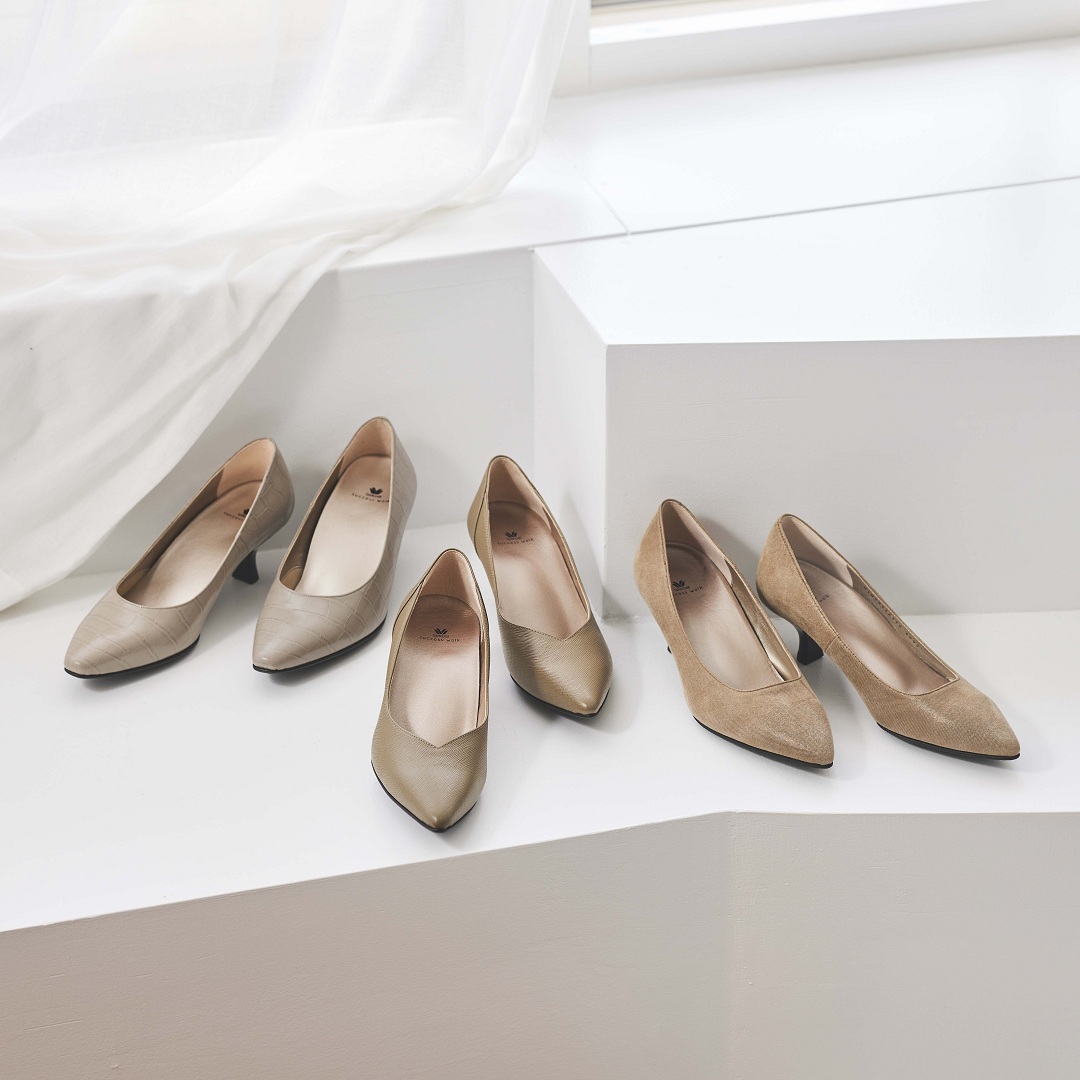 幅広いコーディネイトに合わせやすい！ ニュアンスカラーのパンプス