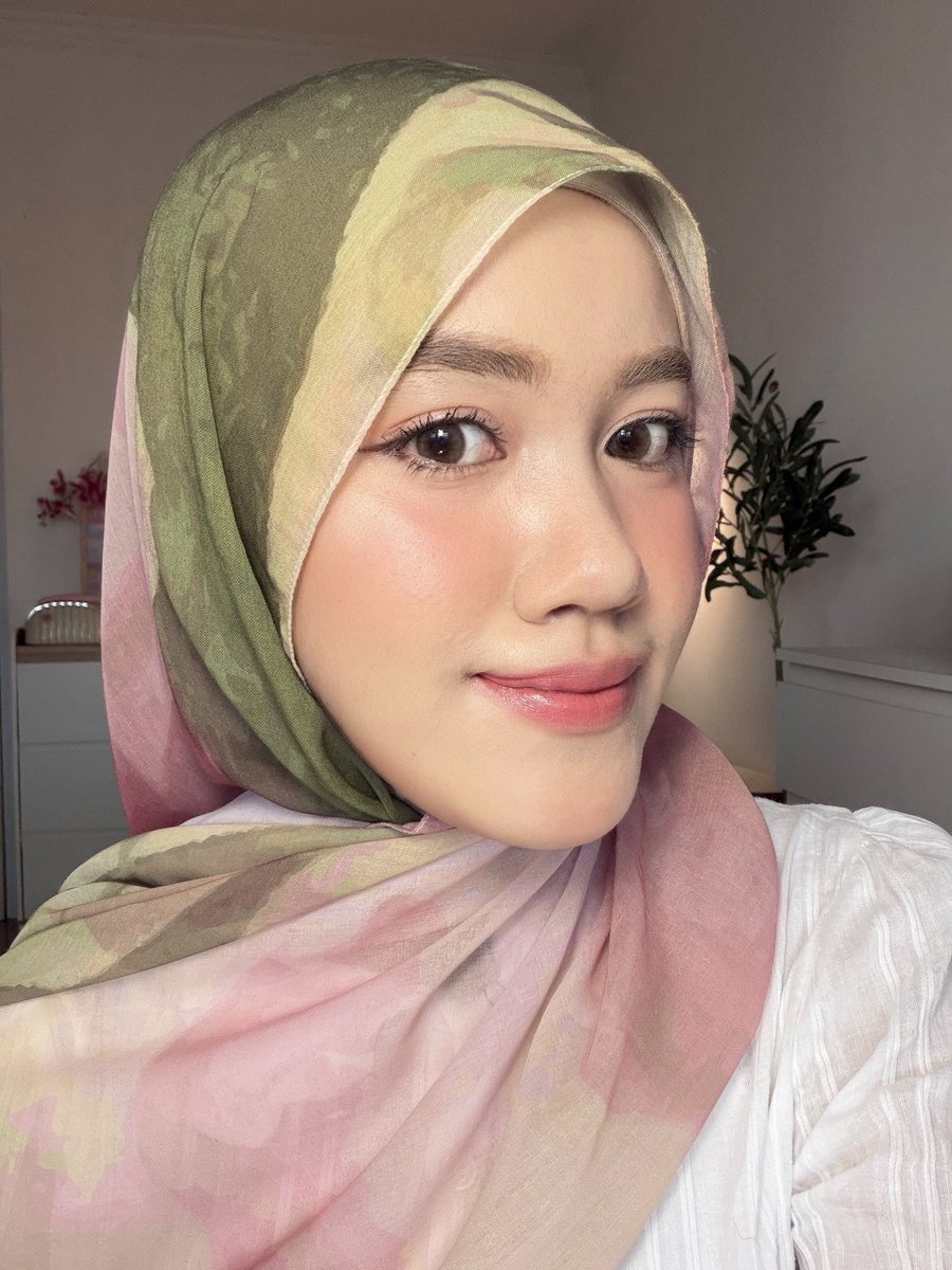 Pake 1 produk dan 3 cara ini biar makeup gak crack

The Problem:                      The Solution: