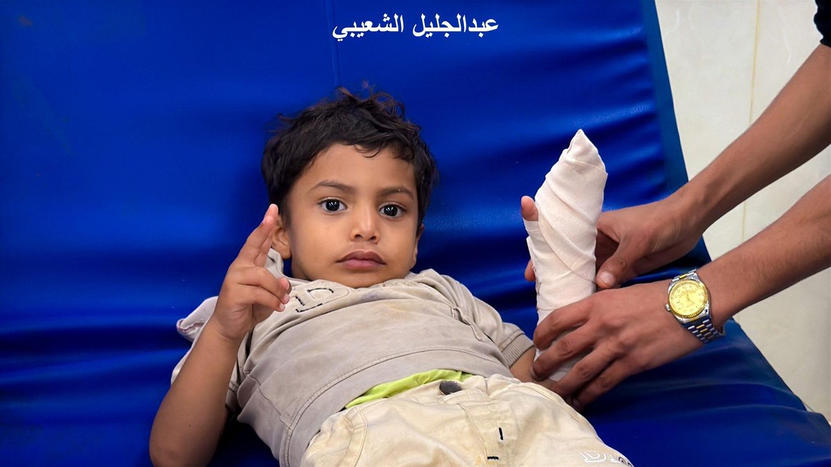 الشعوب العربية التي لطالما تغنت بأطفال الحجارة في فلسطين ها هم أطفال الحجارة في عدن والجنوب العربي.

القضايا لا يمكن أن تتجزأ الاحتلال هو احتلال وفرض الوصاية هي فرضها على كل الشعوب من حق الجنوبيين ان يقرروا مصيرهم رغماً عن السعودية محاولة فرض وصايتها.

#دولة_الجنوب_العربي