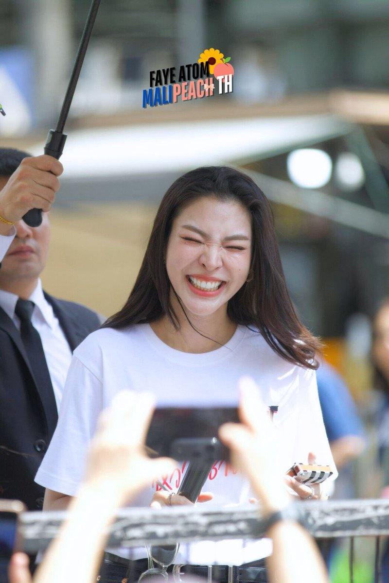 เมื่อแฟนคลับสร้างความร้าวฉานให้พี่ฝ้ายแฟนคลับพูดว่าพี่ฝ้ายเจ้าชู้ ละดูน้องลูกตวมทำท่ากำหมัดคือตลกมาก555555ดูก็รู้ละใครใหญ่

 FAYE ATOM BLESSING CEREMONY
#BrokenOfLoveTheSeries