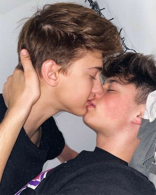 Exile_du_reve's tweet photo. Love is Love https://t.co/4wTJ785YkQ