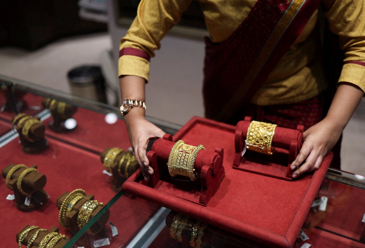 A saleswoman arranges gold jewellery at Senco Gold &amp; Diamonds in Kolkata, India.

via Reuters

#GoldJewellery #SencoGold #Kolkata #LuxuryShopping #REUTERS #picturestory