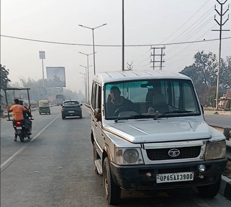 DcpVns's tweet photo. थाना चोलापुर पुलिस द्वारा सड़क सुरक्षा अभियान के तहत लापरवाह वाहन चालकों पर सख्त कार्यवाही, 02 वाहन सीज किये गये ।
#RoadSafetyDrive #FollowTheTrafficRules #UPPolice #PoliceCommissionerateVaranasi #DcpVarunaZoneVns https://t.co/49DNFaViyC