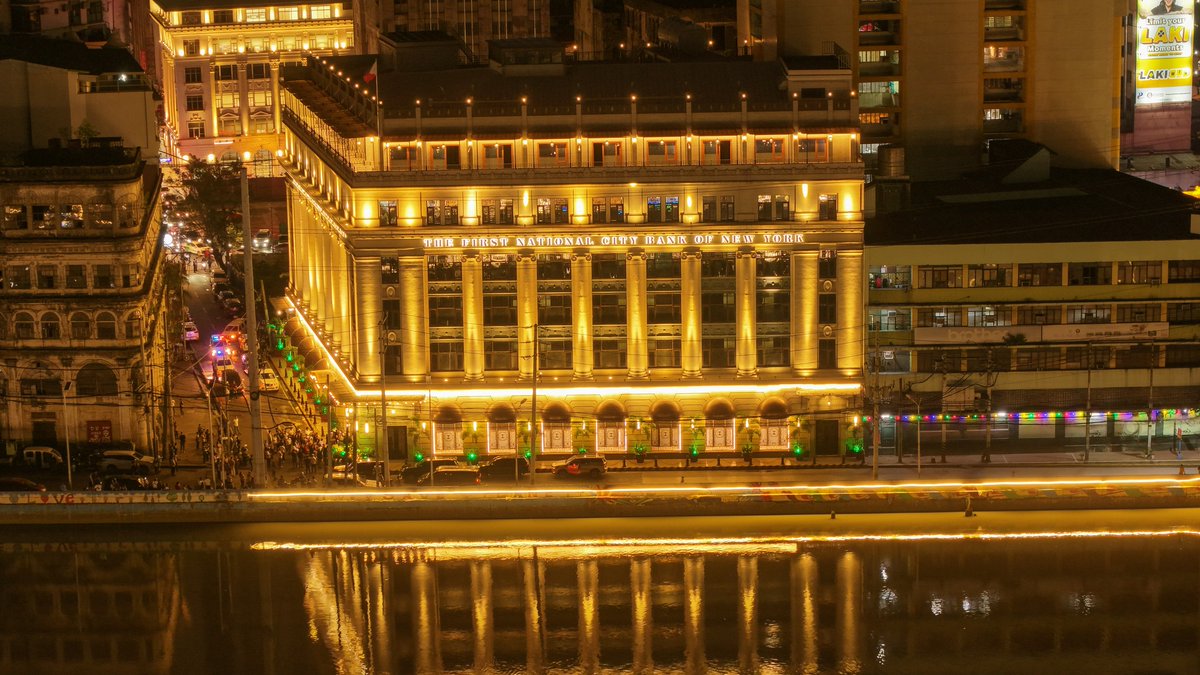 NEWLY-RENOVATED JUAN LUNA BUILDING

Pinangunahan ni Manila Mayor Isko Moreno ang ceremonial lighting ng facade ng muling naisaayos na Juan Luna Building sa Binondo, Maynila nitong Huwebes, Feb. 19.

Itinayo ang gusali nong 1922. Kinilala ito bilang First National City Bank of New