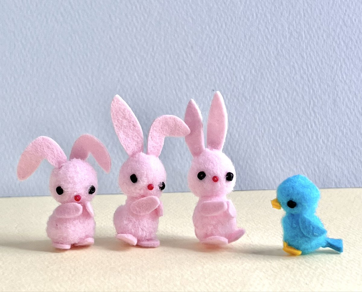 こちらは『想い出のマスコット』には載っていないのですが…
針と糸を持たなくても、ボンテンにカットしたフェルトとビーズをポンドで貼るだけで、小さなマスコットができます⭐️
ちいさなお子さまも是非🎵