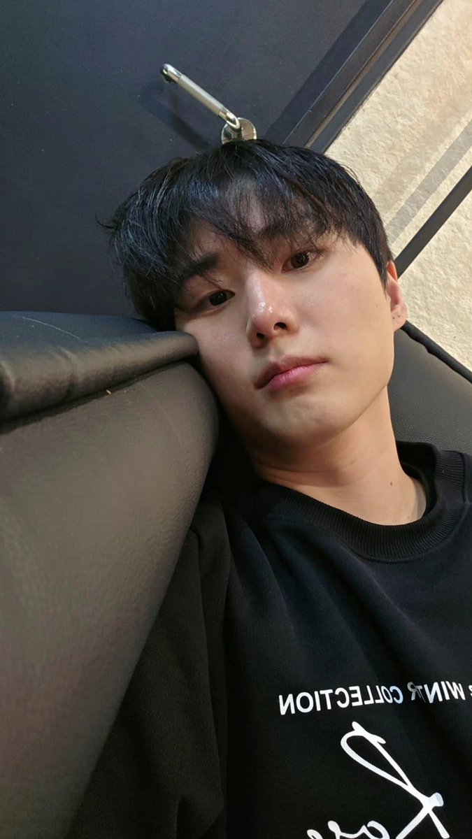 박배우 드라마 제발회 단상 올라갔는데
밤뱅기 타고 내일 한국 들어오기로 했던
해투간 영연이에게서 사진 온 사건
그거 본 매니저 눈 개커지고
구석에 박혀잇던 매니저랑 눈마주쳣는데
박배우와 달리 연기에 영 소질 없는 매니저
누가 봐도 영연이 형한테서 톡이...!
이거 얼굴에 써잇슴