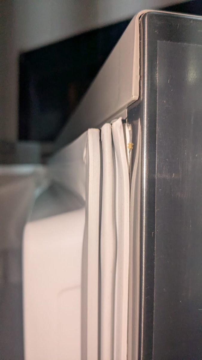 i_r4vi's tweet photo. Absolutely pathetic experience with @LGIndia.
Bought refrigerator TWICE and received a damaged unit both times. First unit (from LG dealer in Surat): Door dented, 19 monthold mfg, Rat damage at back, After 2 weeks of endless follow-ups, they finally refunded. @jagograhakjago 
1/3 https://t.co/hEEyJPi03A