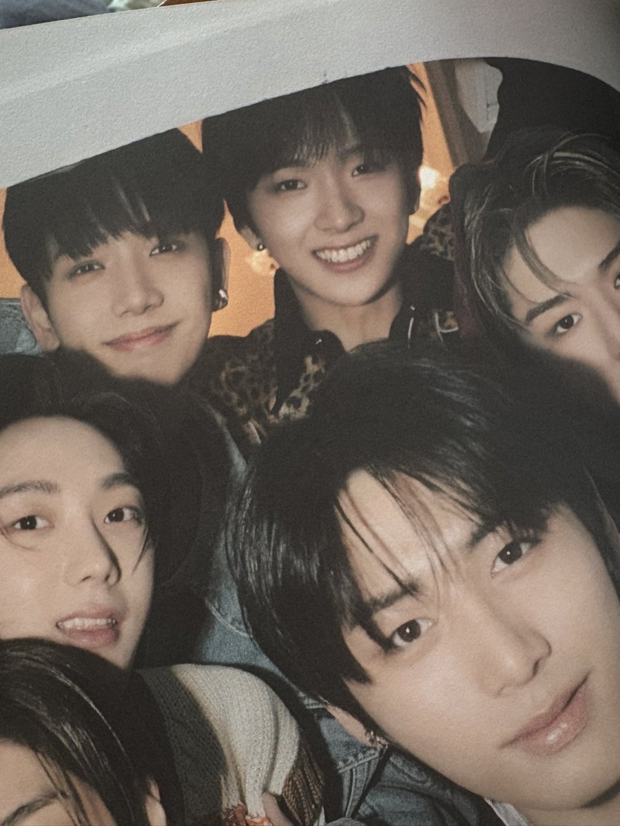 뭐지 데뷔앨범인데 김운학 안같음...
보정때문인가....?