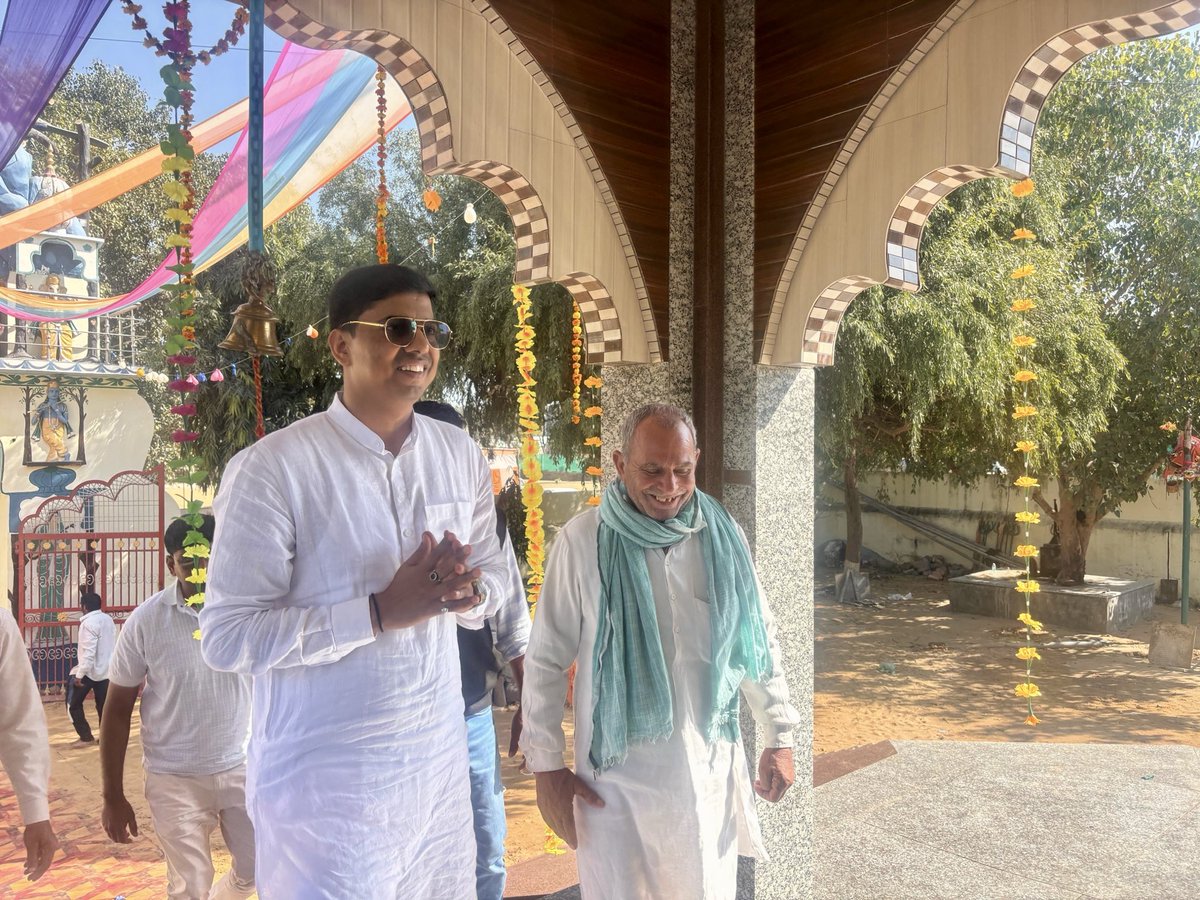 MahadevBalali's tweet photo. गाँव द्वारका में माता मसानी मंदिर में भगवान शिव और श्रीकृष्ण जी की पवित्र मूर्ति स्थापना में शामिल होने का सौभाग्य प्राप्त हुआ।

ग्रामवासियों का प्रेम, सहयोग और जो मान‑सम्मान मुझे मिला, उसके लिए मैं दिल की गहराइयों से आभार व्यक्त करता हूँ। https://t.co/CV0Uc2ZNdR