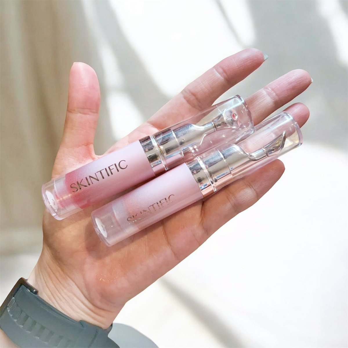 bowlchan's tweet photo. อยากลองตัว Lip Serum ตั้งแต่ Skintific ออกมาแรก ๆ ในที่สุดวันนี้ได้ฤกษ์สอยมาใช้สักที จัดมา 2 สี แต่ชอบสี Corol Rose มากกว่า เป็นสีส้มติดแดง ทาออกมาแล้วสวยมากกก แล้วด้วยความ��ป็นลิปเซรั่มก็คือได้การบำรุงเพิ่มไปอีก เริ่ดมาก หยิบมาใช้ได้ทุกเวลาเลย 💋

#SKINTIFICTH #รีวิวตามใจเจ้ https://t.co/tsNvjLDlLK