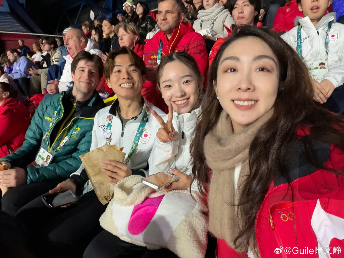 CGTNSportsScene's tweet photo. โธ๏ธFrom Beijing to Milan!
๐จ๐ณChina's Sui Wenjing met with ๐ฏ๐ตJapan's Yuna Nagaoka & Sumitada Moriguchi during the women's free skate โ the Olympic champion was in the stands to support ๐จ๐ณZhang Ruiyang.
#FigureSkating #MilanoCortina2026 #4ContsFigure #้ๆ้ #้ทๅฒกๆๅฅ #ๆฃฎๅฃๆพๅฃซ https://t.co/v5AYSN9HcJ