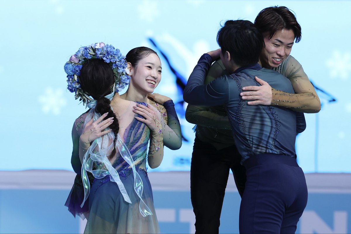 CGTNSportsScene's tweet photo. โธ๏ธFrom Beijing to Milan!
๐จ๐ณChina's Sui Wenjing met with ๐ฏ๐ตJapan's Yuna Nagaoka & Sumitada Moriguchi during the women's free skate โ the Olympic champion was in the stands to support ๐จ๐ณZhang Ruiyang.
#FigureSkating #MilanoCortina2026 #4ContsFigure #้ๆ้ #้ทๅฒกๆๅฅ #ๆฃฎๅฃๆพๅฃซ https://t.co/v5AYSN9HcJ