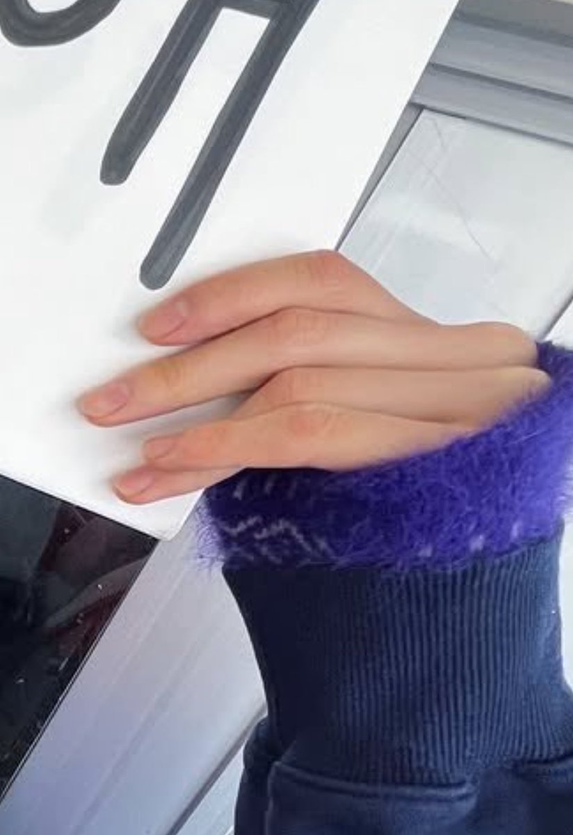 성찬이 얼굴도 얼굴이지만
손이 진짜 갈쭉하고 예쁨