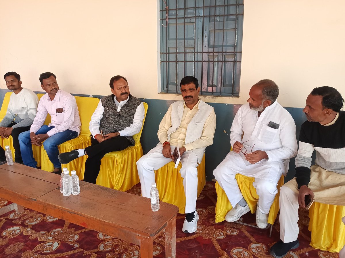 आज अपने संसदीय क्षेत्र मिश्रिख के पावन नैमिषारण्य तीर्थ में आयोजित 84 कोसी परिक्रमा मेला के पड़ाव स्थल नगवा कोथावा स्थित कुबेर पब्लिक स्कूल पहुंचकर पूज्य साधु-संतों एवं श्रद्धालुओं को प्रसाद वितरण करने का सौभाग्य प्राप्त हुआ।