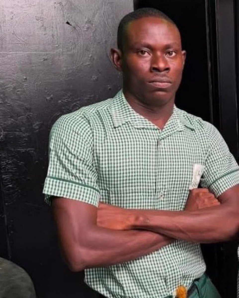 DecencyDaniel1's tweet image. Midnight warriors slept with 410 followers waking up to 375 as howw na 😫