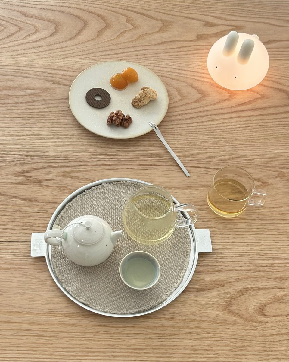 tenough_yb's tweet image. 대구 단정
이번엔 세작 녹차를 마셨다
녹차치고 내포성이 좋아 꽤 여러번 우린 듯

혼자 왔다고 하니 친구하라면서 귀여운 무드등을 주셨다
다정하고 단정한데 가성비도 좋은 찻집