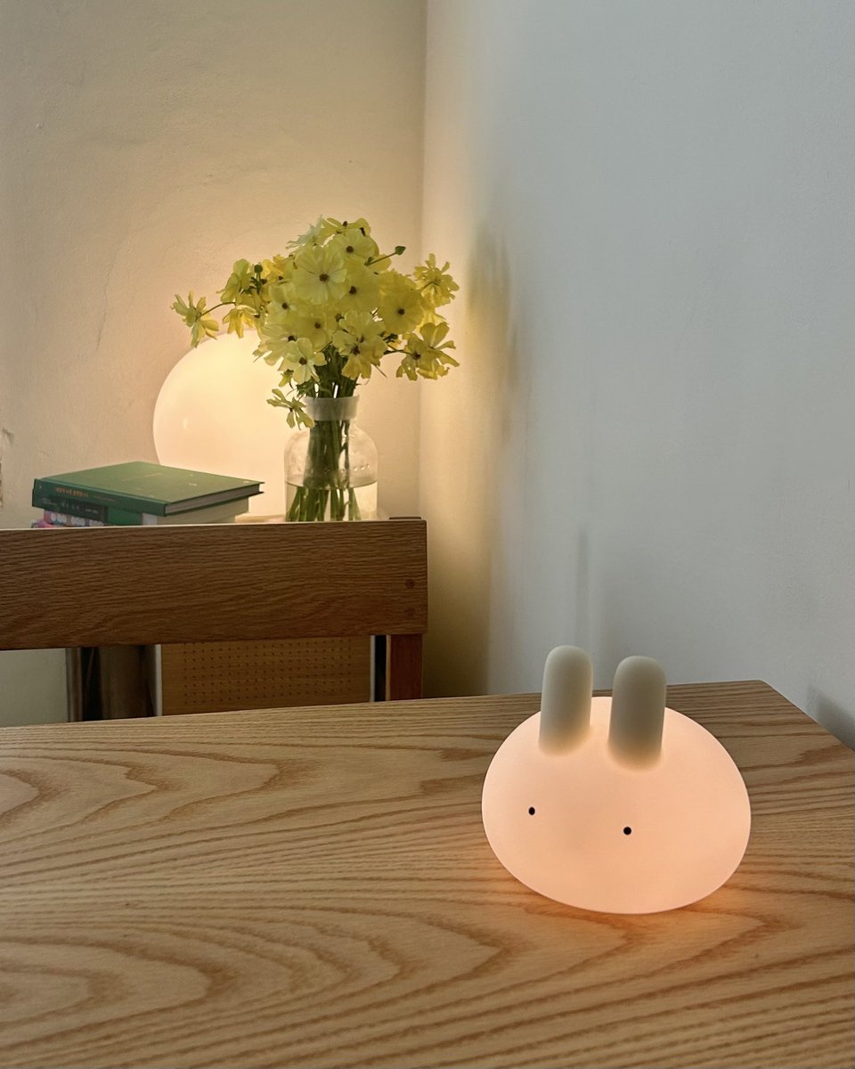 tenough_yb's tweet image. 대구 단정
이번엔 세작 녹차를 마셨다
녹차치고 내포성이 좋아 꽤 여러번 우린 듯

혼자 왔다고 하니 친구하라면서 귀여운 무드등을 주셨다
다정하고 단정한데 가성비도 좋은 찻집