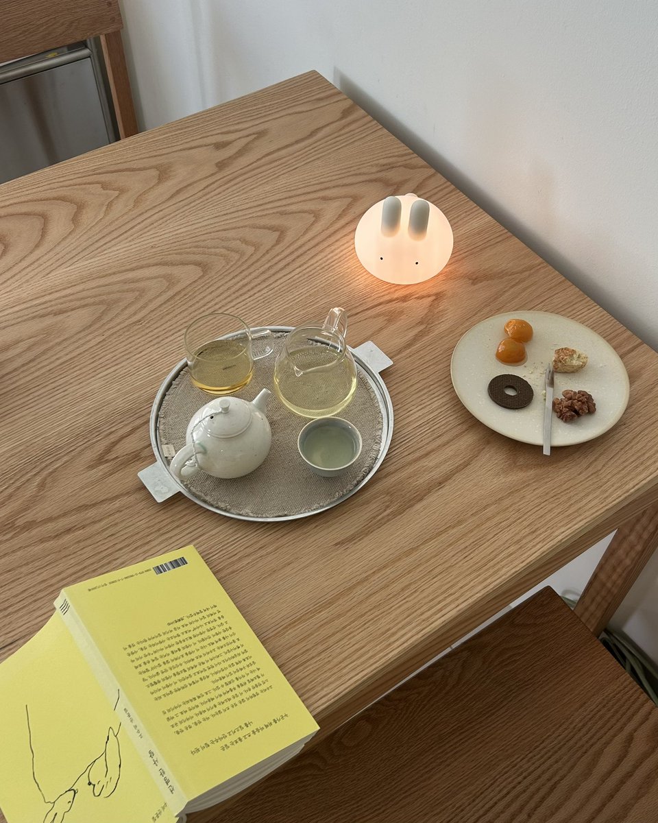 tenough_yb's tweet image. 대구 단정
이번엔 세작 녹차를 마셨다
녹차치고 내포성이 좋아 꽤 여러번 우린 듯

혼자 왔다고 하니 친구하라면서 귀여운 무드등을 주셨다
다정하고 단정한데 가성비도 좋은 찻집