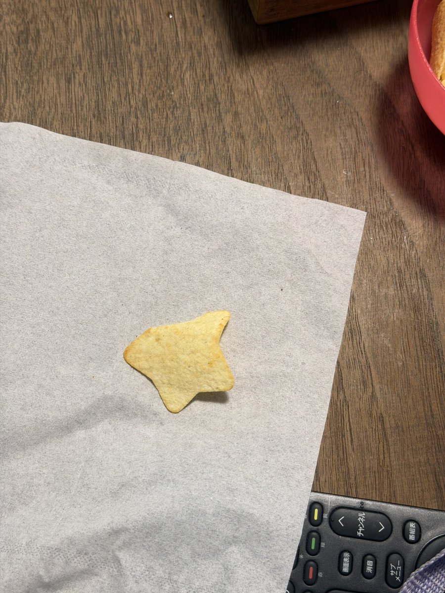 姉妹で
クリスプを食べてたら
ホシ型⁉️

調べて見ると
2000袋に１枚⁉️
姉妹で食べていたので
妹が姉の分も1枚当たりますようにと
願いを込めて食べていたら

同じ袋からもう1枚‼️
ホシ型が2枚入ってる確率は
400万袋に１つの確率…

ホシの願い効果抜群でした😂