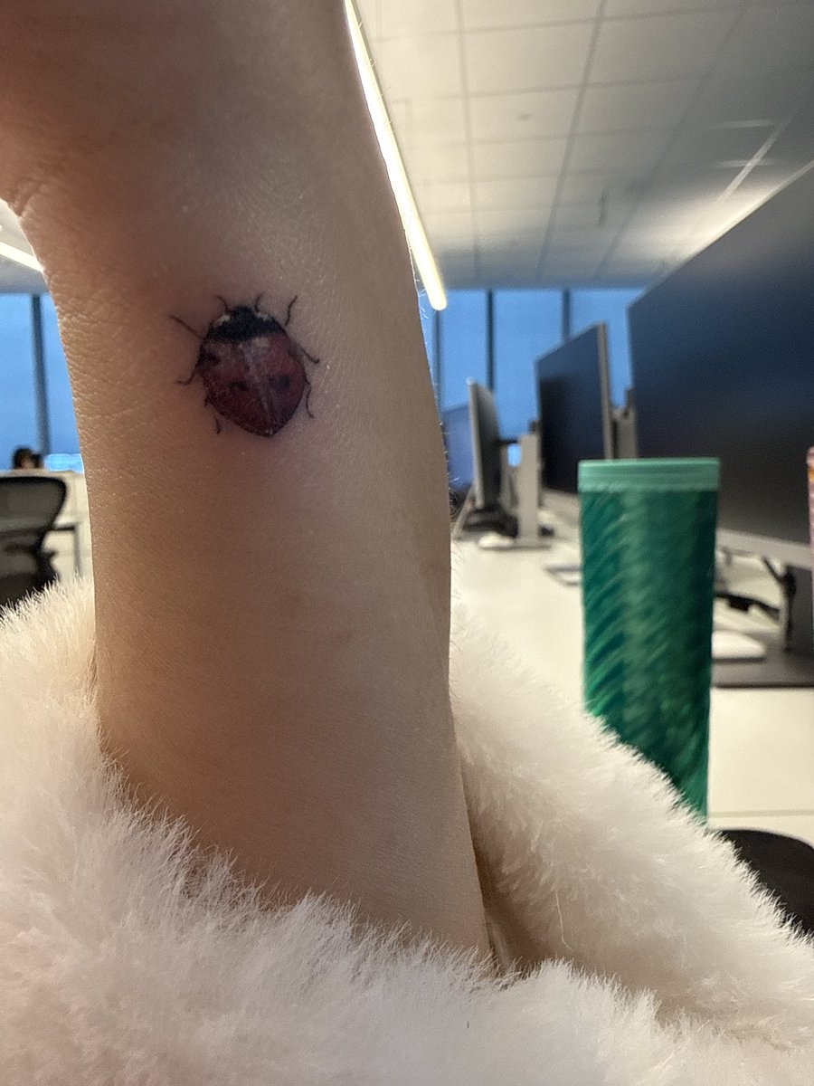 Luuneee's tweet photo. Ya me tatué  el cuello y la costilla, in my bad bitch era👾🤘 https://t.co/CWCrfRmfVa