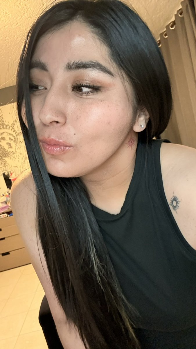 Luuneee's tweet photo. Ya me tatué  el cuello y la costilla, in my bad bitch era👾🤘 https://t.co/CWCrfRmfVa