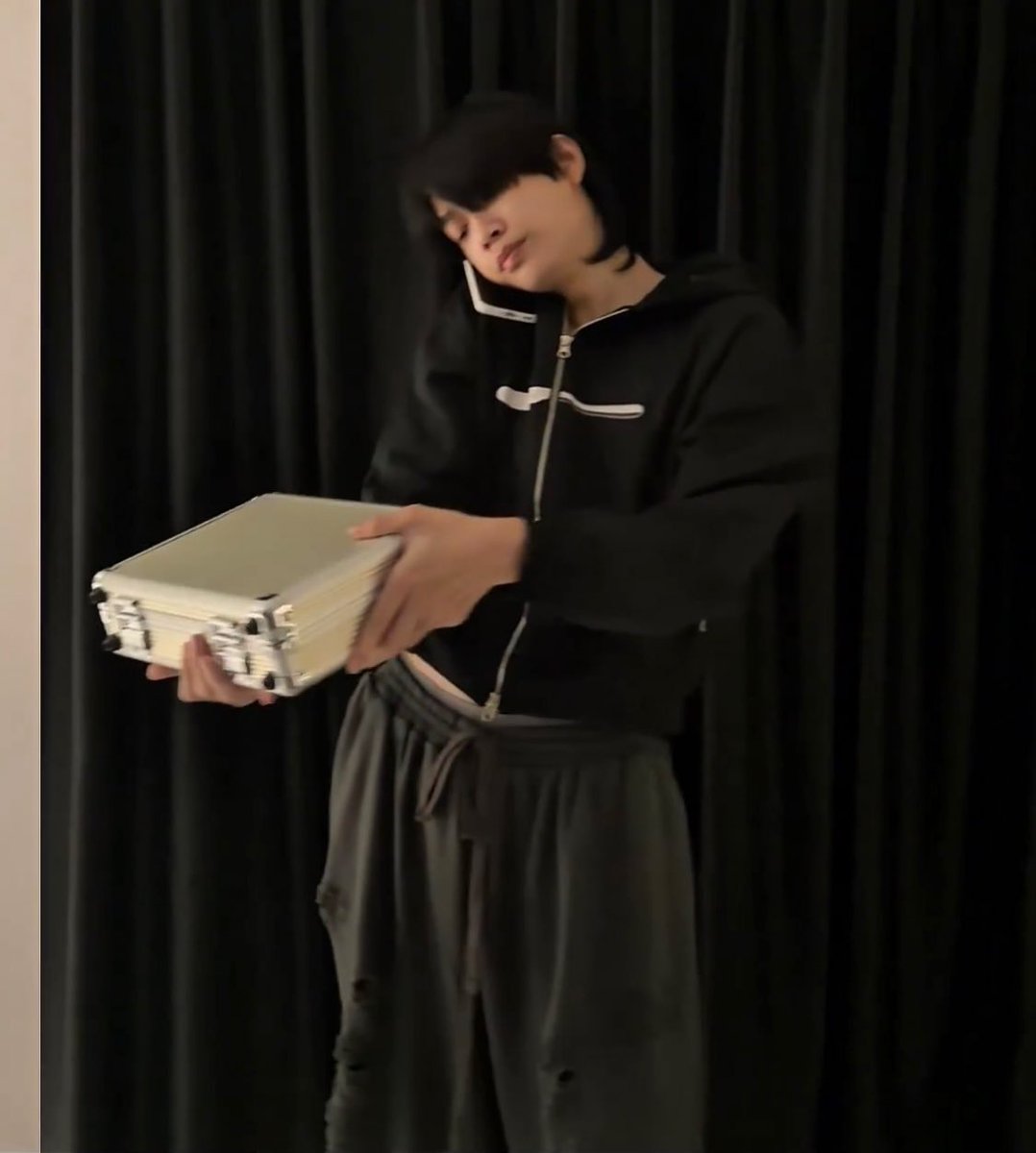 น้องเน้กมีเสื้อครอปสองตัวเลยหรอ ของ CK ไม่มีฮู้ดหนิ เหมาะกับน้องดีอะ ใส่มาอวดบ่อย ๆ นะลูก