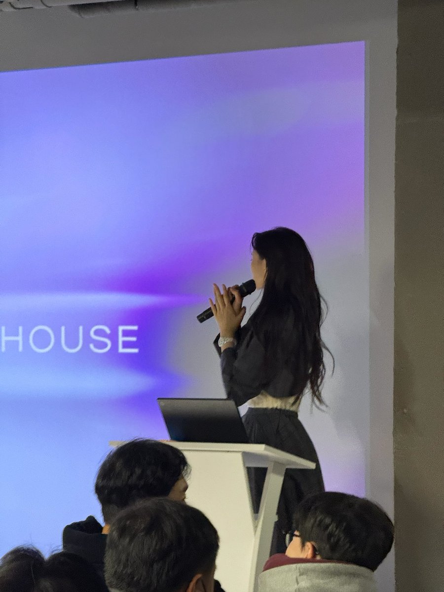 🌙FUTURE HOUSE 밋업 후기 

밋업 당일에는 예상보다 훨씬 많은 분들이 찾아와 주셔서 공간이 정말 활기찼습니다.정말 감사드립니다!!! 
공간 오픈 초창기부터 커뮤니티원분들과 함께 만들어가고 있다는 점에서 더 의미가 깊게 느껴졌습니다.

시장 상황이 좋지 않은 시기인데도 이렇게 많은 분들이