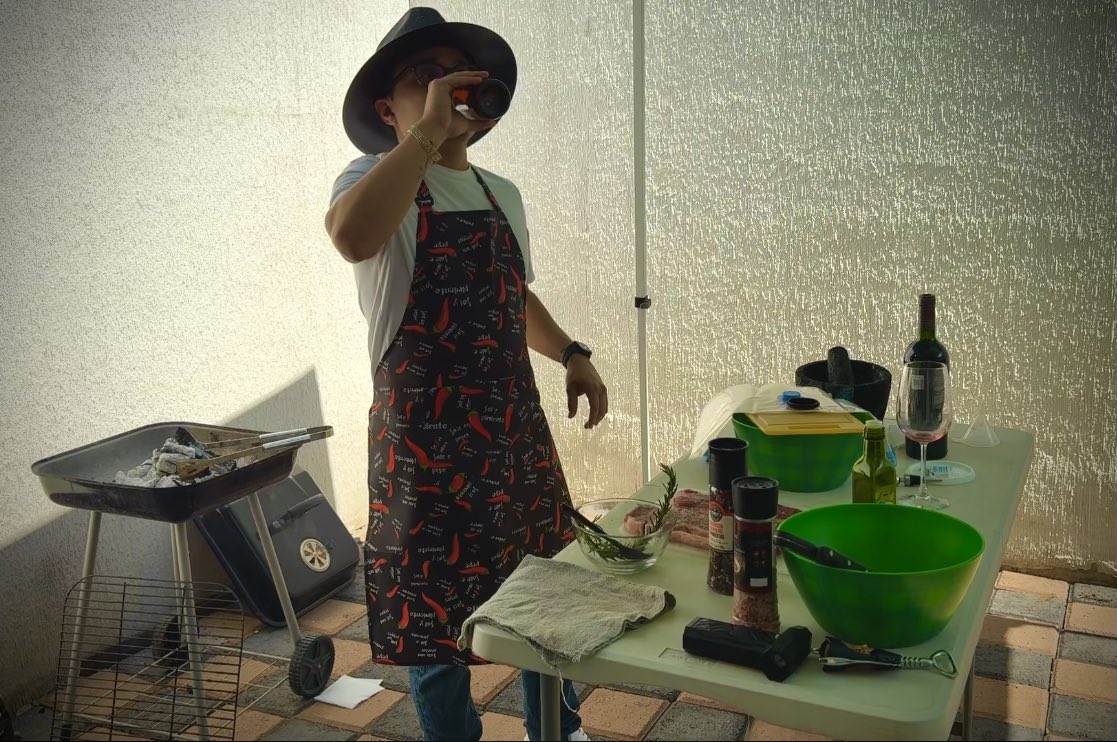 _jorgemr's tweet photo. Me gustó mucho este día. Andaba en la calle, pasé por una tienda de cortes y dije “¿Por qué no?”

Compré todo, llegué a casa, me puse el mandil, mi sombrero, la bocina y amé ese momento.

“Date ese gusto sin culpa. Cocinar bien para ti mismo no es exageración, es respeto propio.” https://t.co/nPN4XTunwP