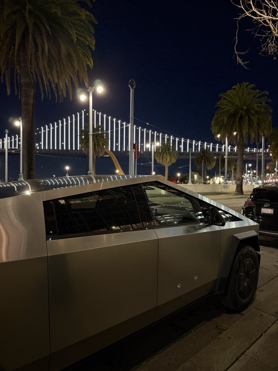 샌프란시스코는 복잡해서 사이버트럭 가져가는게 괜찮을까… 조금 걱정했었는데 기우였네요.
주차하는 것도 불편함 없었고,
아주 편안히 잘 다녀왔습니다.

다만 아내가 차에서내릴 때 좀 불편해하는 것 같아서, 아무래도 러닝보드를 구입해서 달아야 할 것 같아요.

물론 차체를 낮추면 되긴 하는데,