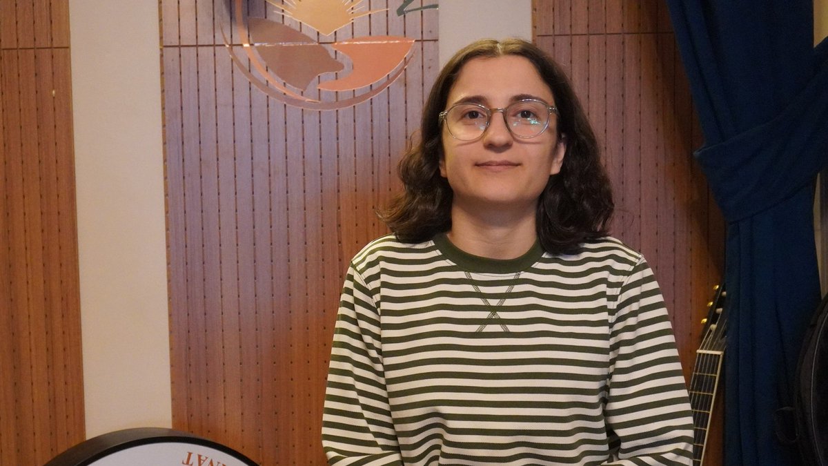 📌Kürtçe Resmi Statü Kazanmadan Sorun Çözülemez 

Ekin Kültür ve Sanat Komünü üyesi Ruken Arvas, anadilin kimlik ve kültürün temel bir unsuru olduğunu belirterek, Kürtçenin artık resmi statü kazanması gerektiğini söyledi. Asimilasyon tehlikesine de dikkat çeken Arvas, gençleri