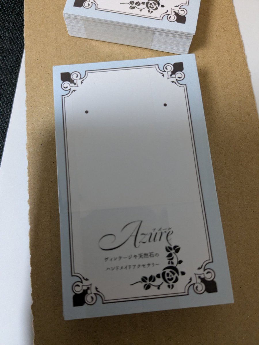 Azure_Annsparts's tweet photo. 新しいアクセ台紙が届いた😚
いつもちゃんとデータをセンター寄せして入稿してるはずなんですけど、毎回左に寄るのは何でなんだろう…？ https://t.co/Jna9K114Uy