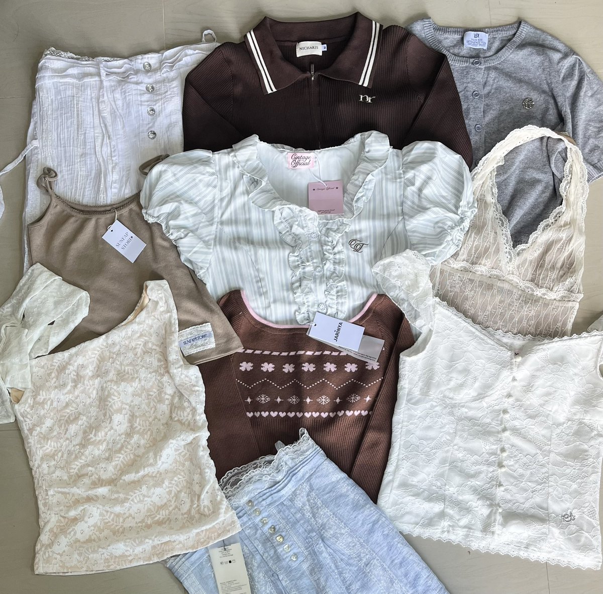 ୧🐻‍❄️ ส่งต่อเสื้อผ้ามือ1/2 🪵

🫧 ส่วนใหญ่ไม่เกิน80 มีเยอะกว่าในรูปเยอะมากก🐰🪽

ค่าส่ง1-3 ตัว40/เหมาส่ง50 
รีปักลด5฿

🍄‍🟫ลงพรุ่งนี้ 21/02 ( 20.30 น. )🍄‍🟫

#ส่งต่อเสื้อผ้า #ส่งต่อเสื้อผ้ามือสอง #เสื้อผ้ามือสอง #โล๊ะตู้ #โล๊ะตู้เสื้อผ้า #ส่งต่อfeelfree #ส่งต่อcintage #ส่งต่อduex