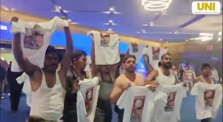 दिल्ली के भारत मंडपम में आयोजित इंडिया AI समिट 2026 के दौरान यूथ कांग्रेस के कार्यकर्ताओं ने विरोध प्रदर्शन किया।

<a href="/INCIndia/">Congress</a> | <a href="/IYC/">Indian Youth Congress</a> | #Delhi | #BharatMandapam | #IndiaAISummit2026 | #YouthCongress | #Protest | #up80News