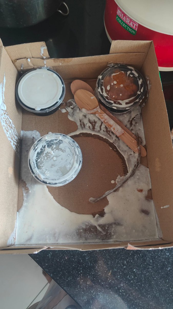 ditoo619's tweet photo. @zomato 
This is how you deliver food. 
And no customer chat or support option in your zomato gold.
Order Id: #7808685205 .
Not able to reach out to anyone for support from zomato. This is pathetic. Why are you in this business then ? https://t.co/PYezSI2lNR