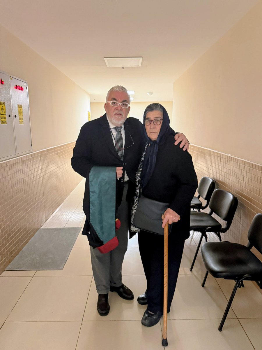 Bu sabah Şehit Anaları Derneği başkanı Pakize Alp Akbaba (Pakize Ana) ile erkenden Anadolu adliyesine geldik.
Cumhurbaşkanına hakaret ettiği iddisıyla ifadesi alınacak.