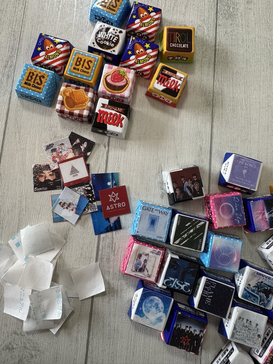 c_urimaro's tweet photo. 今から札幌に遊びに行きます✈️
デビュー10周年アルバムチロルチョコ🍫
持っていくよー
札ロハさん待っててねー🗣️

B6のビニール袋にチロルチョコがシンデレラフィットして萌え萌え💖
作業が楽しい〜♡

#ASTRO_debut_10th_anniversary  
#アストロ https://t.co/OZf2uvfe4u
