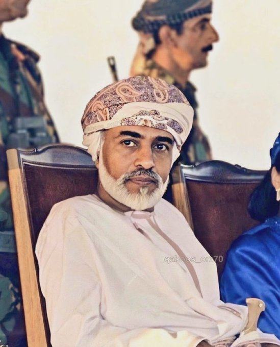 يا راحِلاً ماغبتَ والذِكرى على قلبي رُكـام
فإليكَ من قَلبي الدُعـاء وعليكَ من رَبي السَلام
#قابوس_في_قلوبنا
